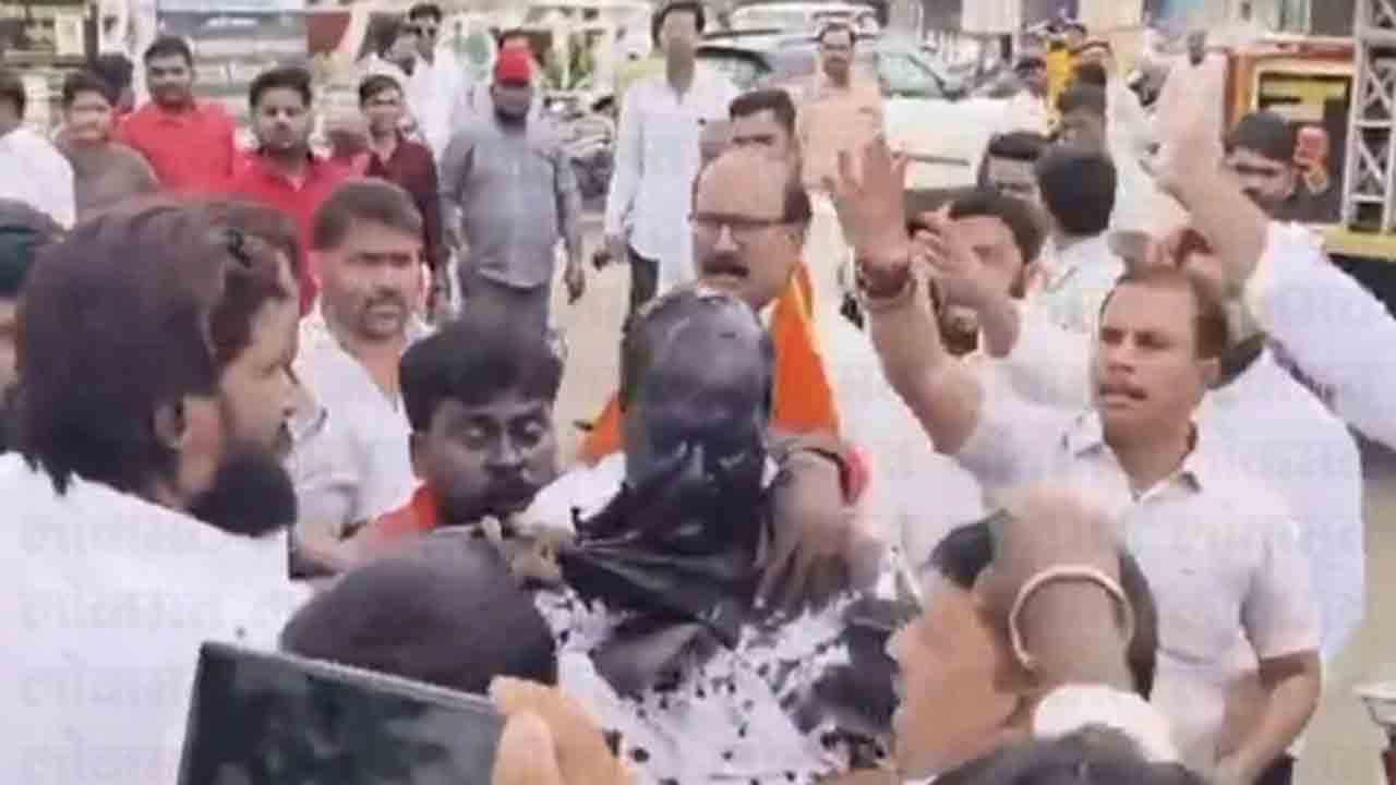 Ink Attack On Maratha Leader | మరాఠా సంస్థ నేతపై సిరా దాడి.. బీజేపీ నేత ప్రమేయంపై ఆరోపణలు