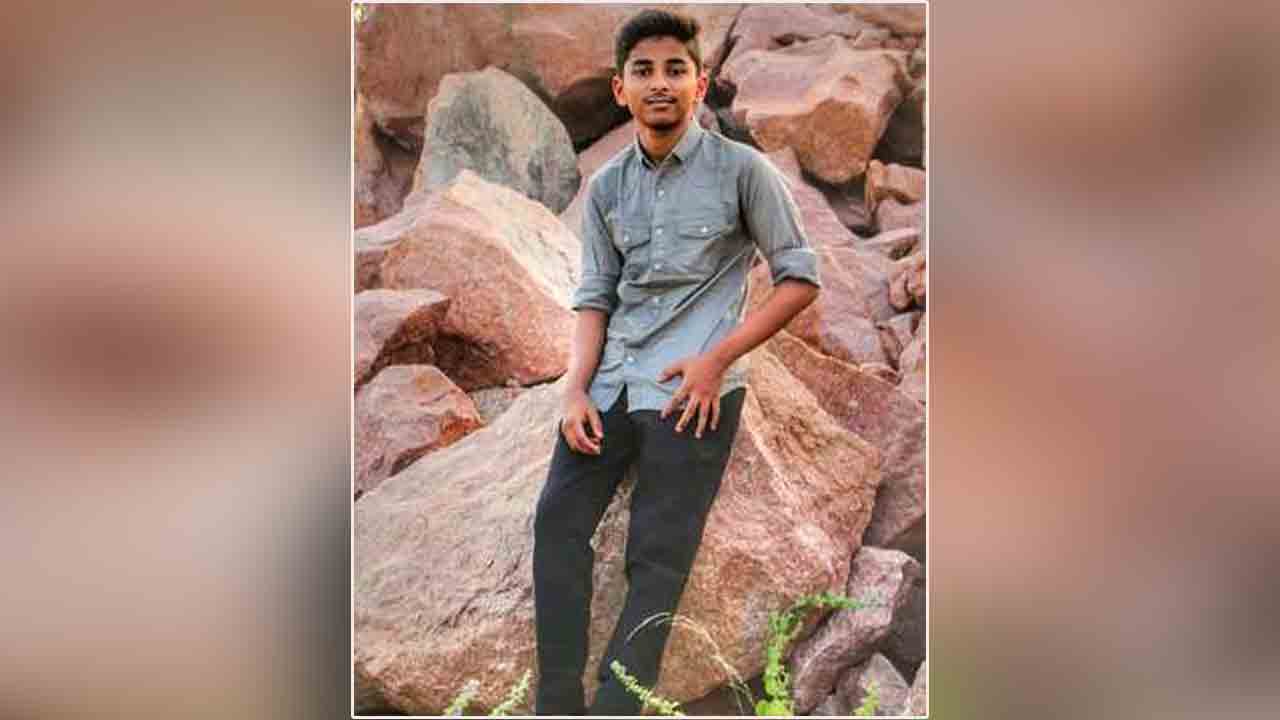 Road Accident | హోమ్సిక్ సెలవులకు వచ్చి..మృత్యు ఒడికి చేరిన విద్యార్థి