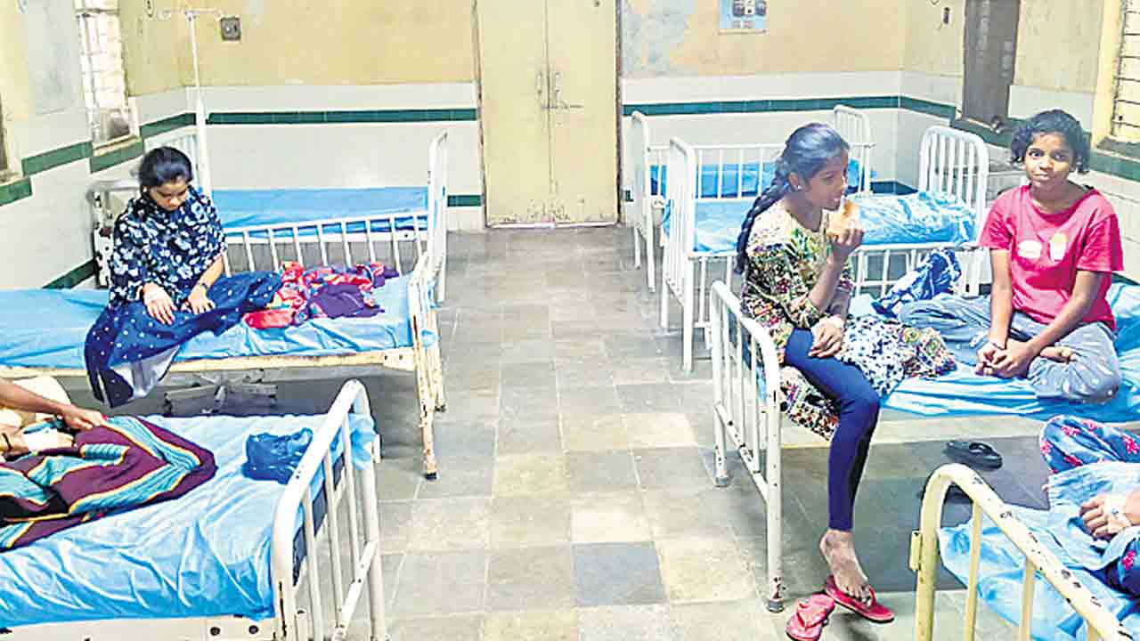 మోడల్‌ స్కూల్‌ విద్యార్థులకు అస్వస్థత