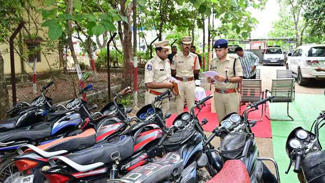 Thieves Gang Arrest | జల్సాలకు అలవాటు పడి చోరీలకు పాల్పడుతున్న అంతరాష్ట్ర దొంగల ముఠా అరెస్ట్