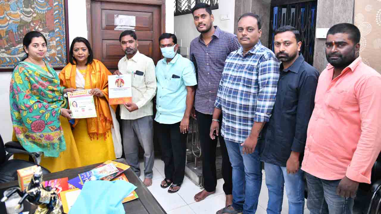 అంబర్‌పేట బోనాలకు రావాలని మేయర్‌కు ఆహ్వానం