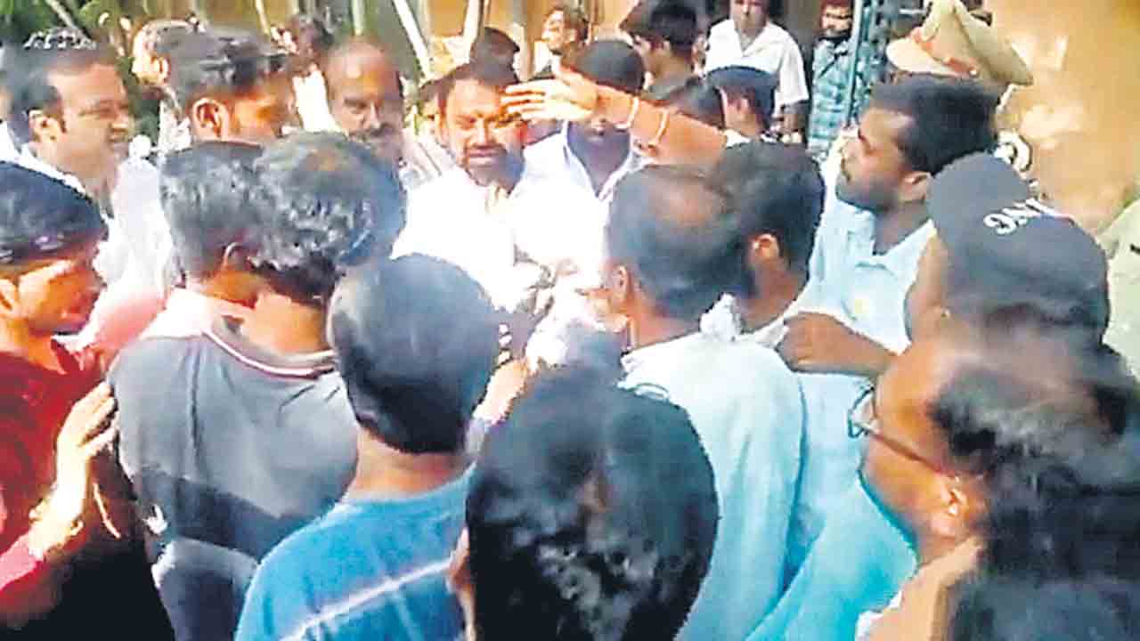 పంచనజేరి.. వంచనజేసి.. నిరుద్యోగులను మోసగించిన కాంగ్రెస్‌