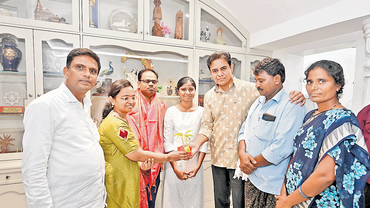 నిరుపేద మెడికోకు కేటీఆర్‌ గిఫ్ట్‌