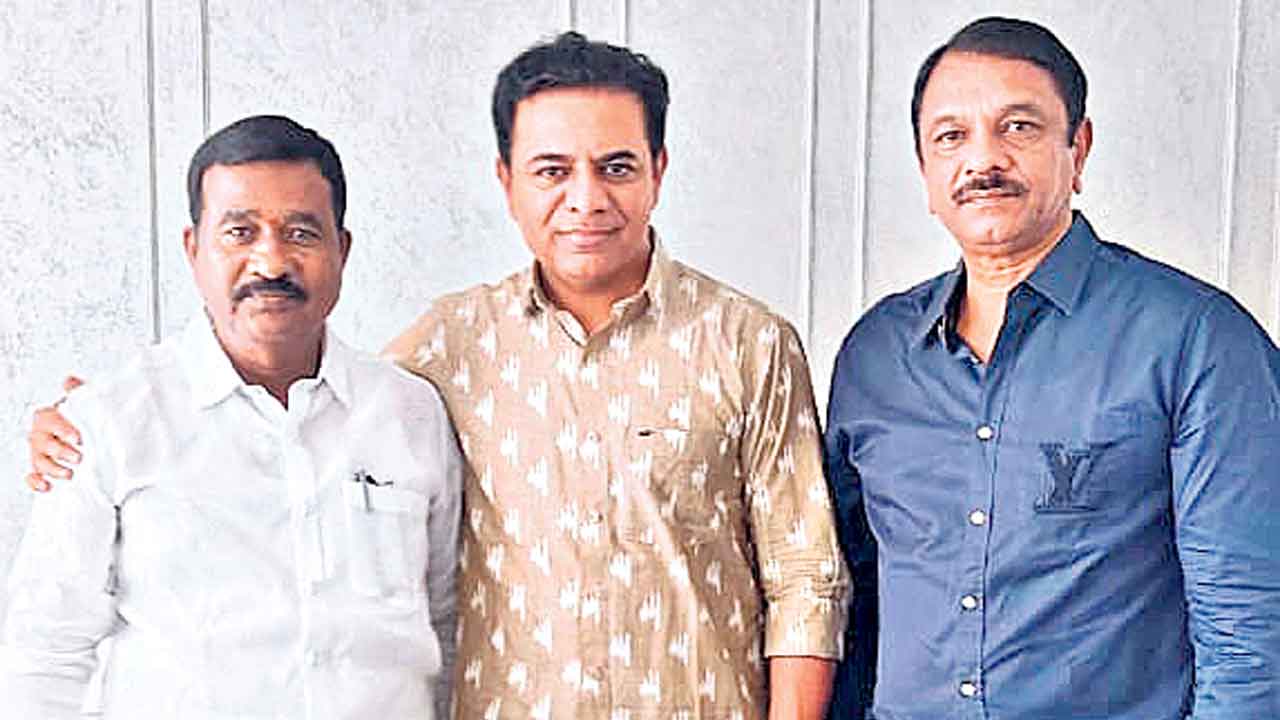 కేసీఆర్‌ను కాదనుకొని కంపల పడినం