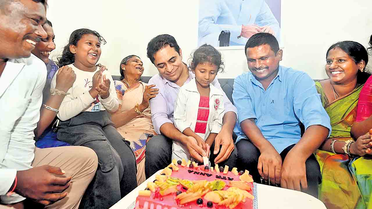 వేల కుటుంబాల్లో స్మైల్.. అట్టహాసంగా కేటీఆర్ పుట్టినరోజు వేడుకలు