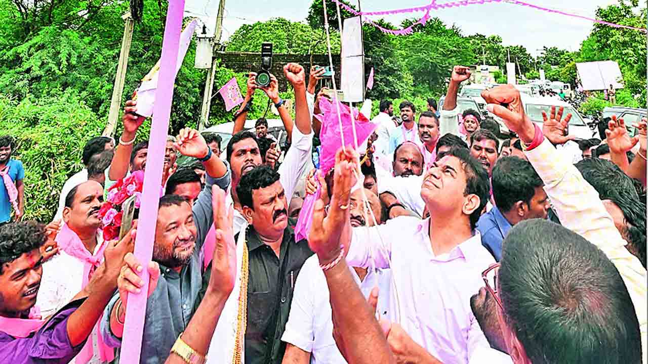 కేటీఆర్‌ పర్యటనతో గులాబీ జోష్‌