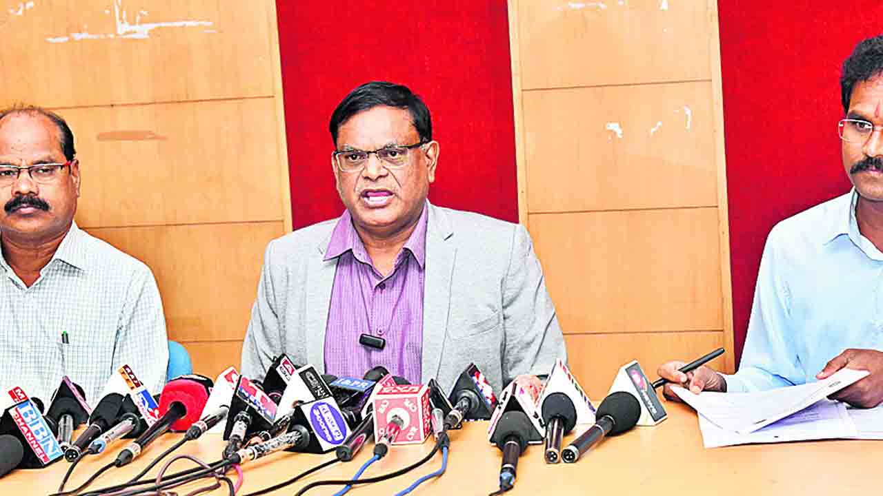 564 గోల్డ్మెడల్లు, 387 పీహెచ్డీలు