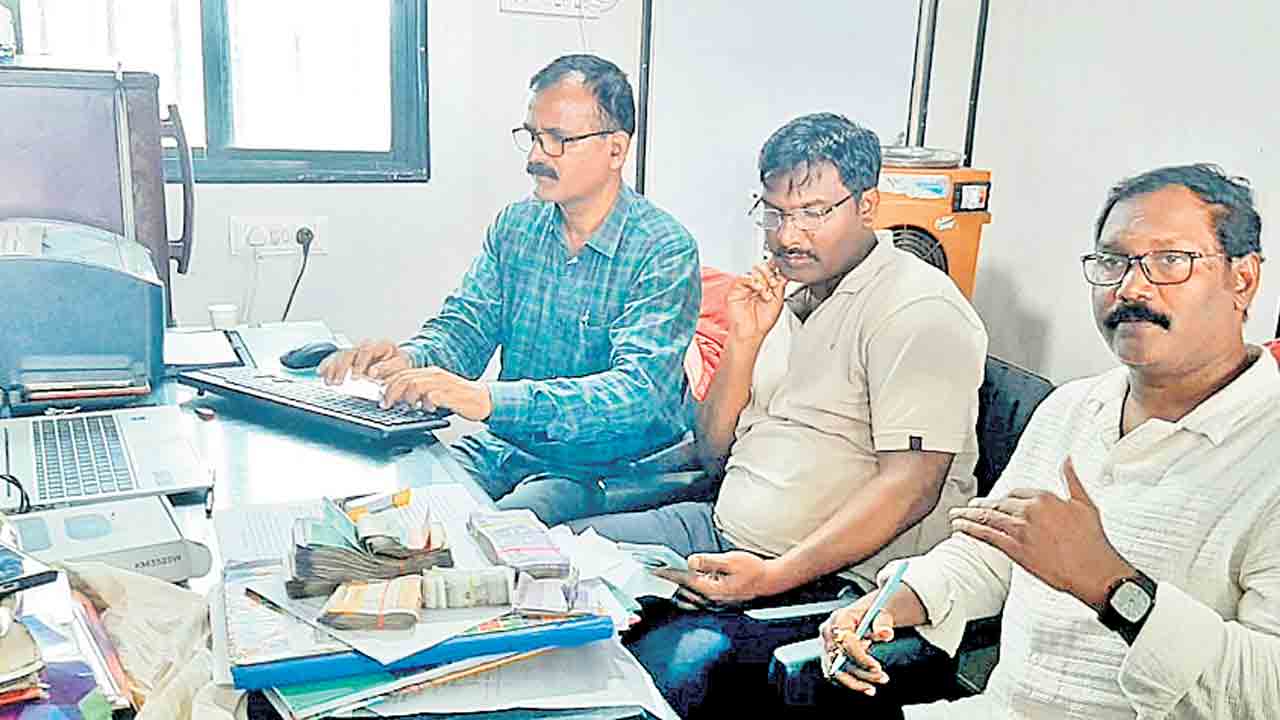 ఏజెంట్ల చేతుల్లో అంతర్రాష్ట్ర చెక్పోస్టులు.. మామూళ్ల మత్తులో జోగుతున్న అధికారులు