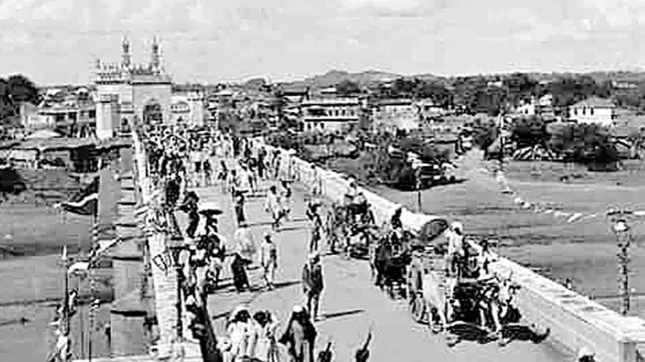 సీఎం పదవిస్తే.. పరుగెత్తుకుపోయిండ్రు