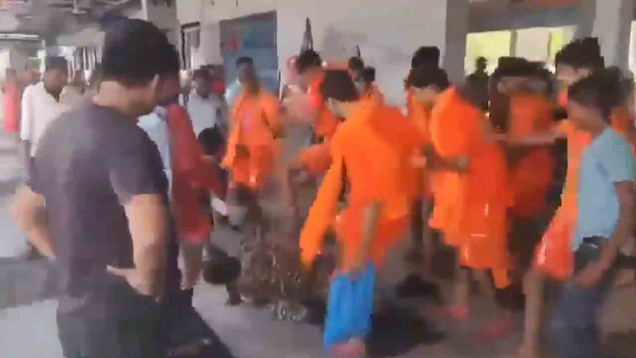 Kanwariyas | సీఆర్పీఎఫ్‌ జవాన్‌ను కొట్టి, కాళ్లతో తన్నిన కన్వారియాలు.. వీడియో   వైరల్‌