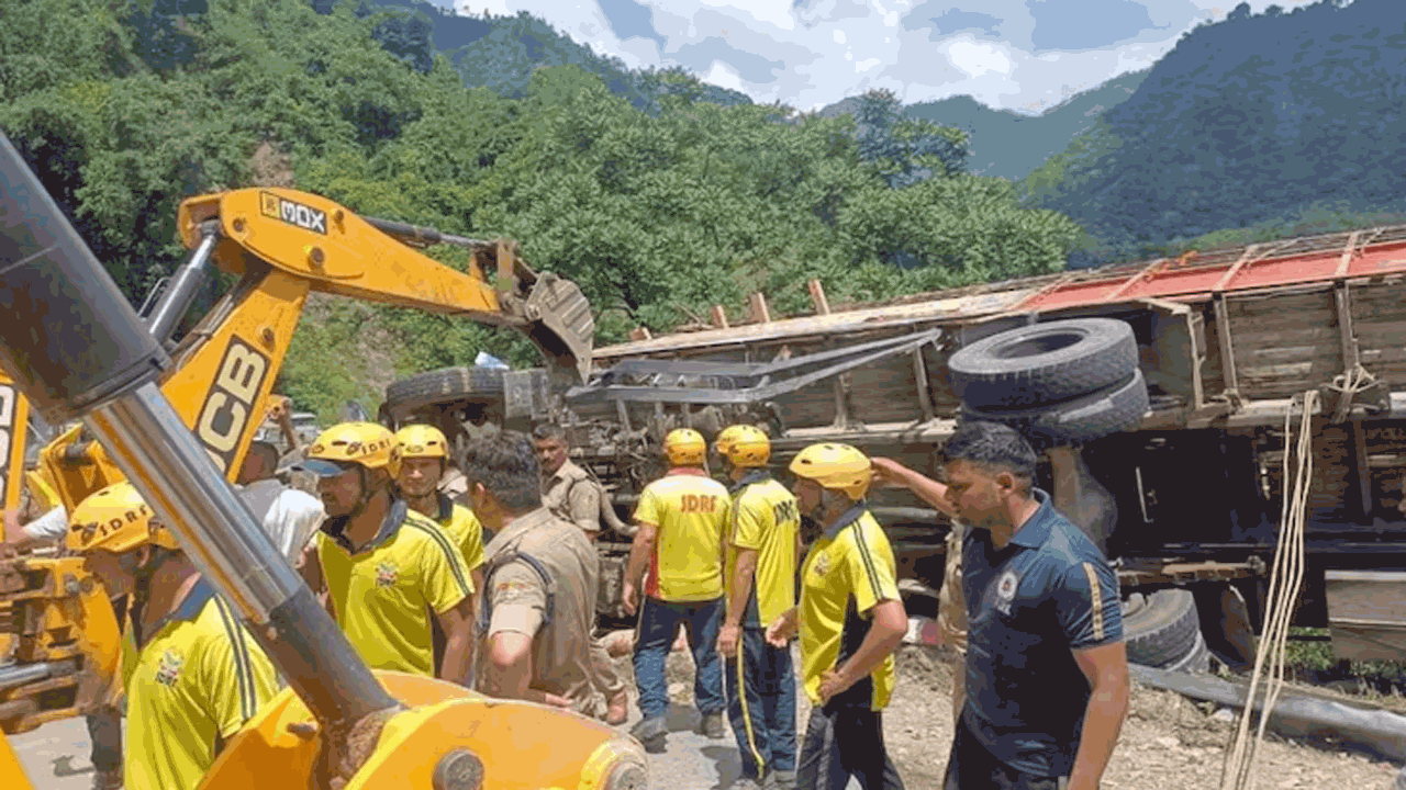 Kanwariyas Killed | కన్వర్‌ యాత్రికులతో వెళ్తున్న ట్రక్కు బోల్తా.. ముగ్గురు మృతి