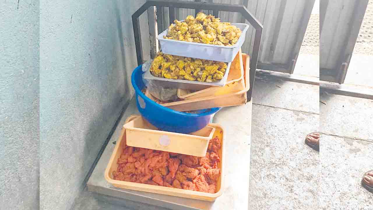 పాచిపోయిన వెజ్‌ వంటకాలు..కుళ్లిపోయిన చికెన్‌