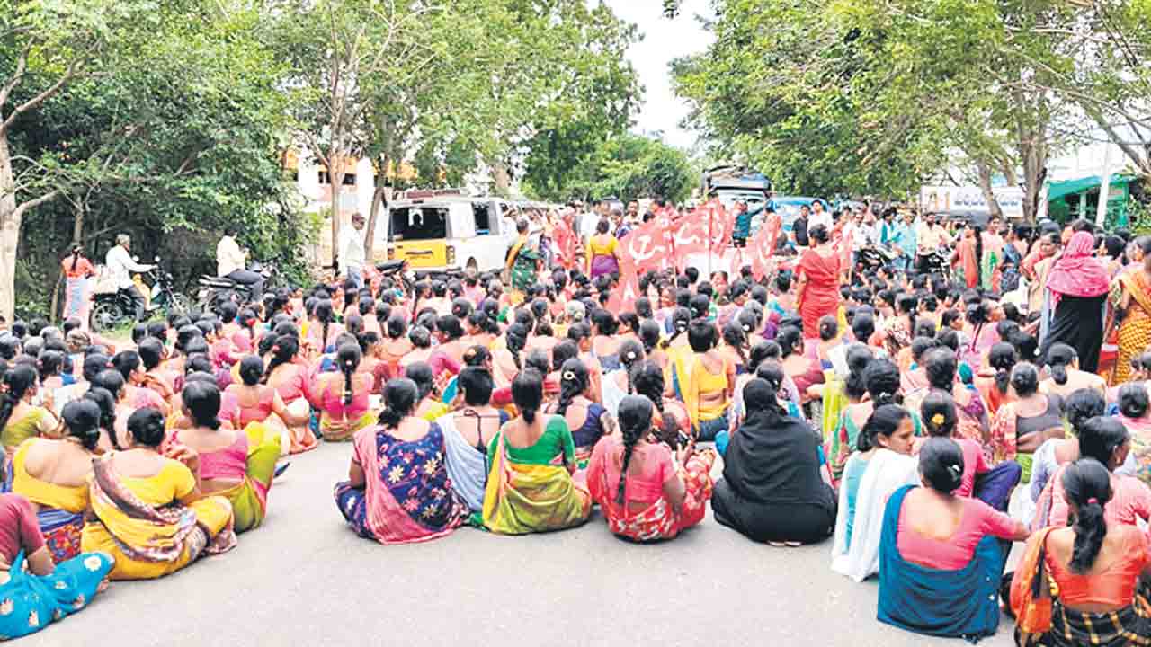 రోడ్డెక్కిన బీడీ కార్మికులు