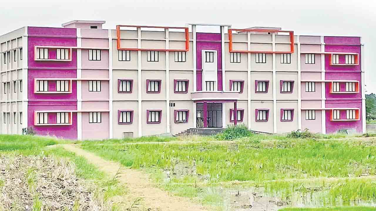 అద్దె భవనంలో అవస్ధలు