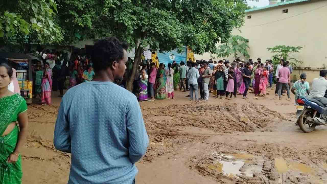 యూరియా కోసం పడిగాపులు