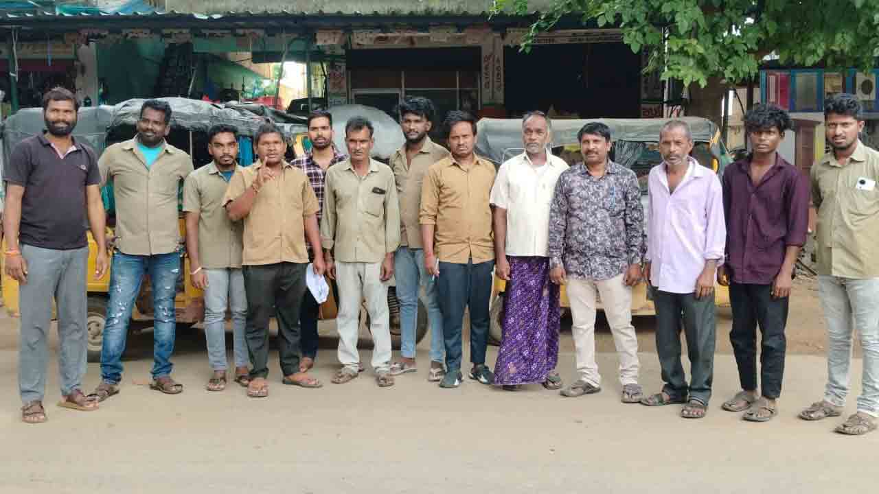 ఆటో డ్రైవర్లకు ఇచ్చిన హామీని నిలబెట్టుకోవాలి