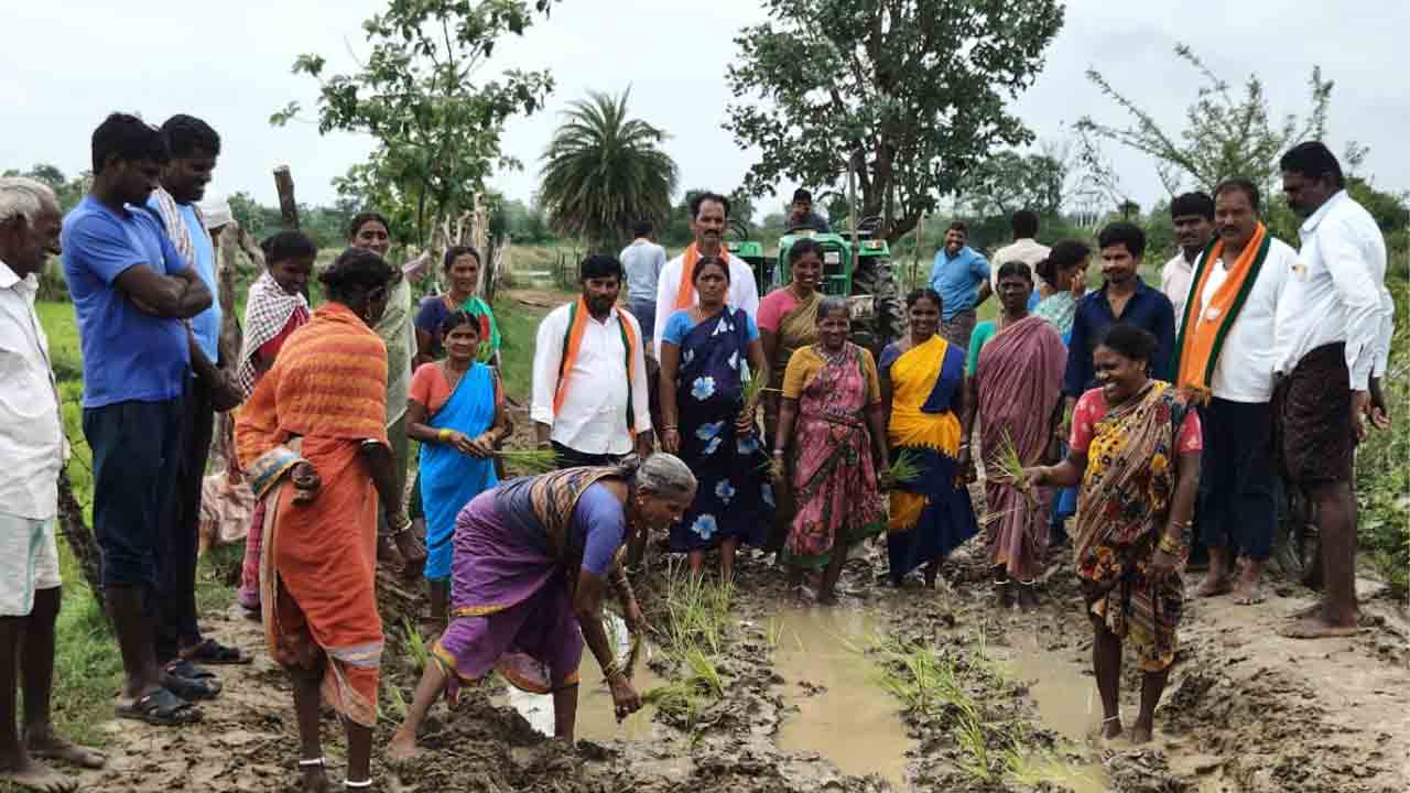 చినుకుపడితే బాట బురదమయం.. బాటపై నాట్లు వేసి కొంపల్లి గ్రామ మహిళల నిరసన
