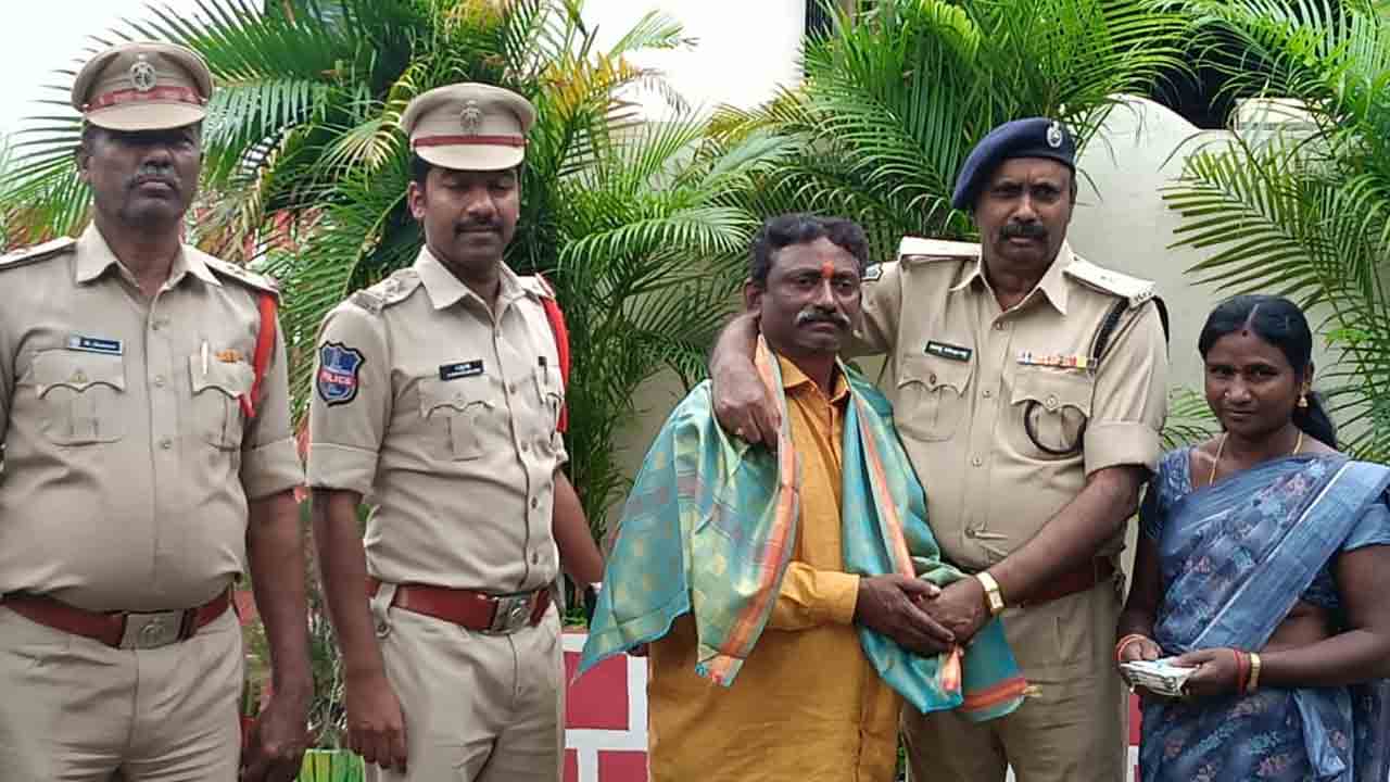 Humanity | డబ్బులతో దొరికిన పర్సు పోలీసులకు అప్పగింత..ప్రశంసించిన ఏఎస్పీ