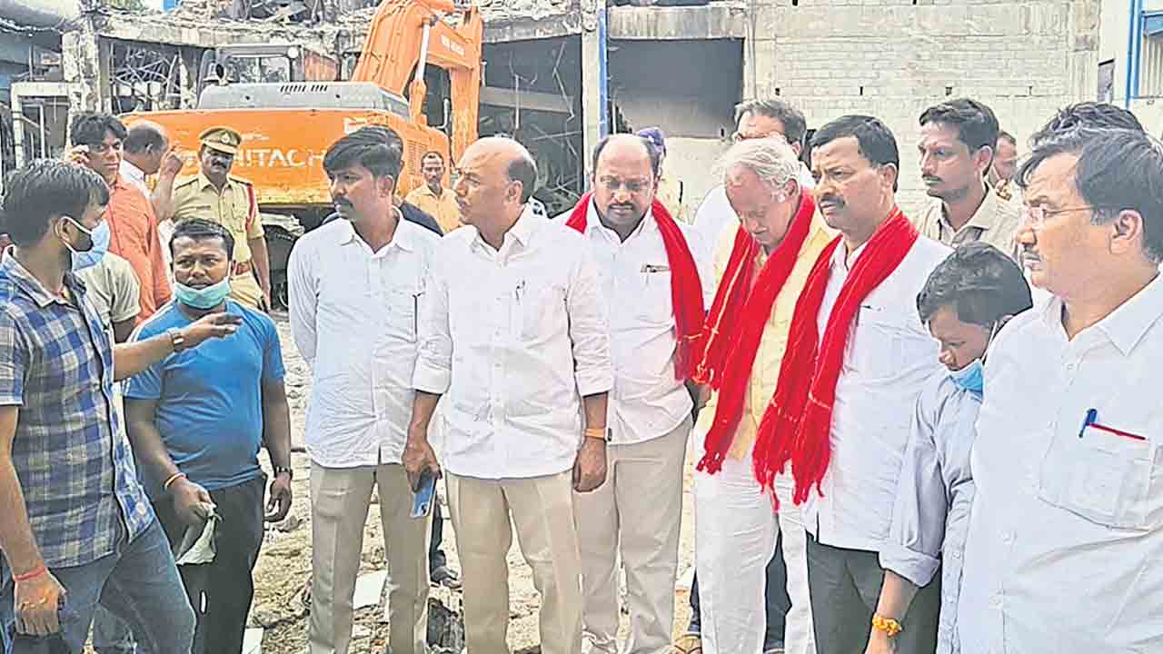 అధికారుల నిర్లక్ష్యంతోనే ప్రమాదం