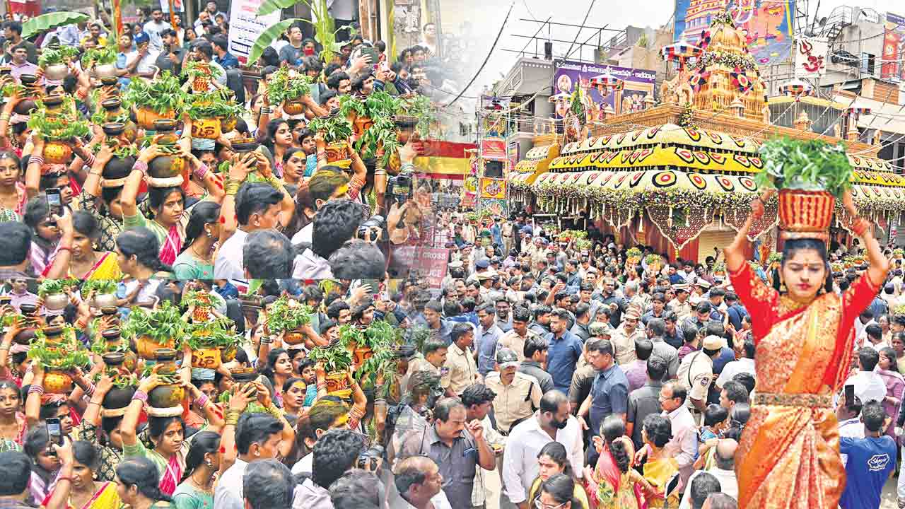 తల్లీ బైలెల్లినాదో..! బోనమెత్తిన భాగ్యనగరం