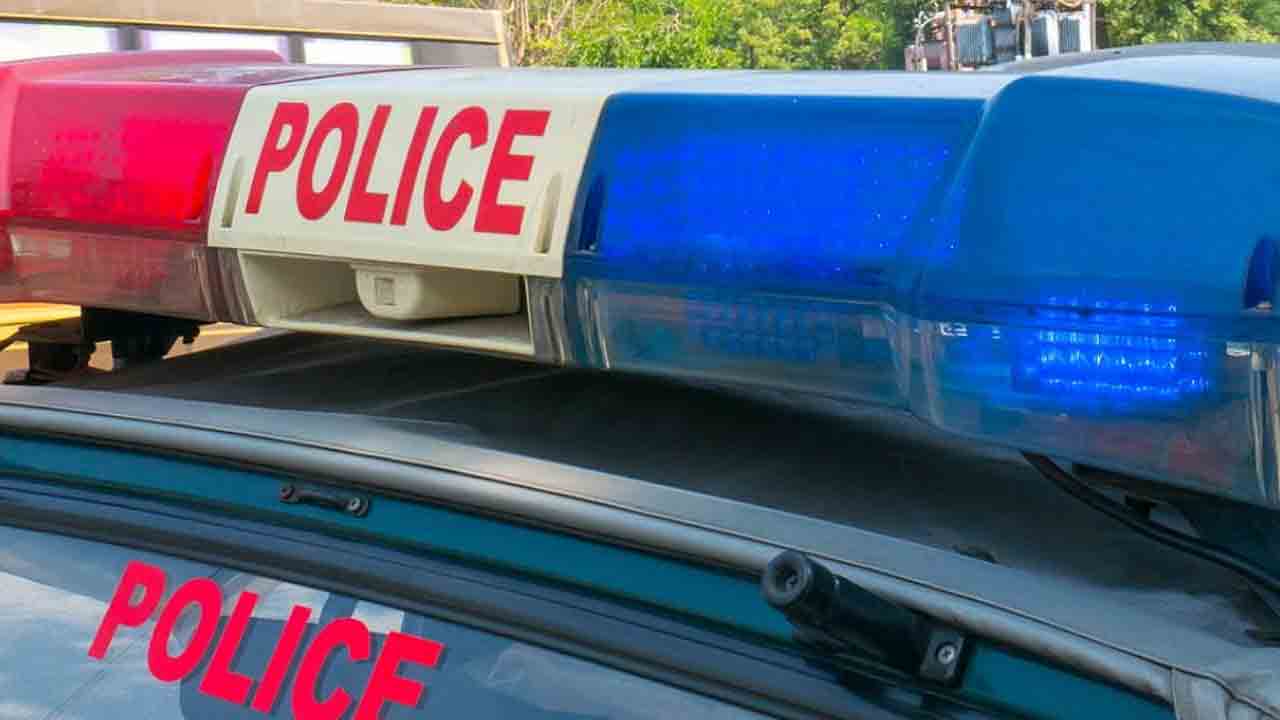 Land dispute | ఫ్యాక్షన్‌ సినిమాను తలపించేలా.. పోలీస్‌ స్టేషన్‌ సాక్షిగా కారుతో ఢీ