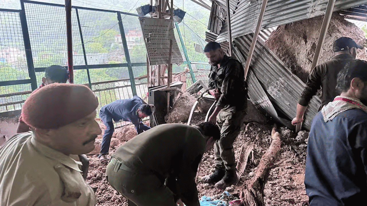 Landslides | మాతా వైష్ణో దేవి యాత్ర మార్గంలో విరిగిపడ్డ కొండచరియలు.. పలువురికి గాయాలు