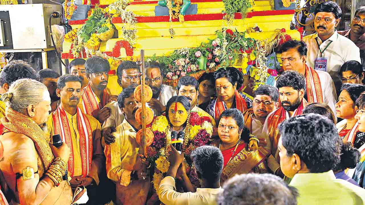 అంబారీపై అమ్మవారి ఊరేగింపు