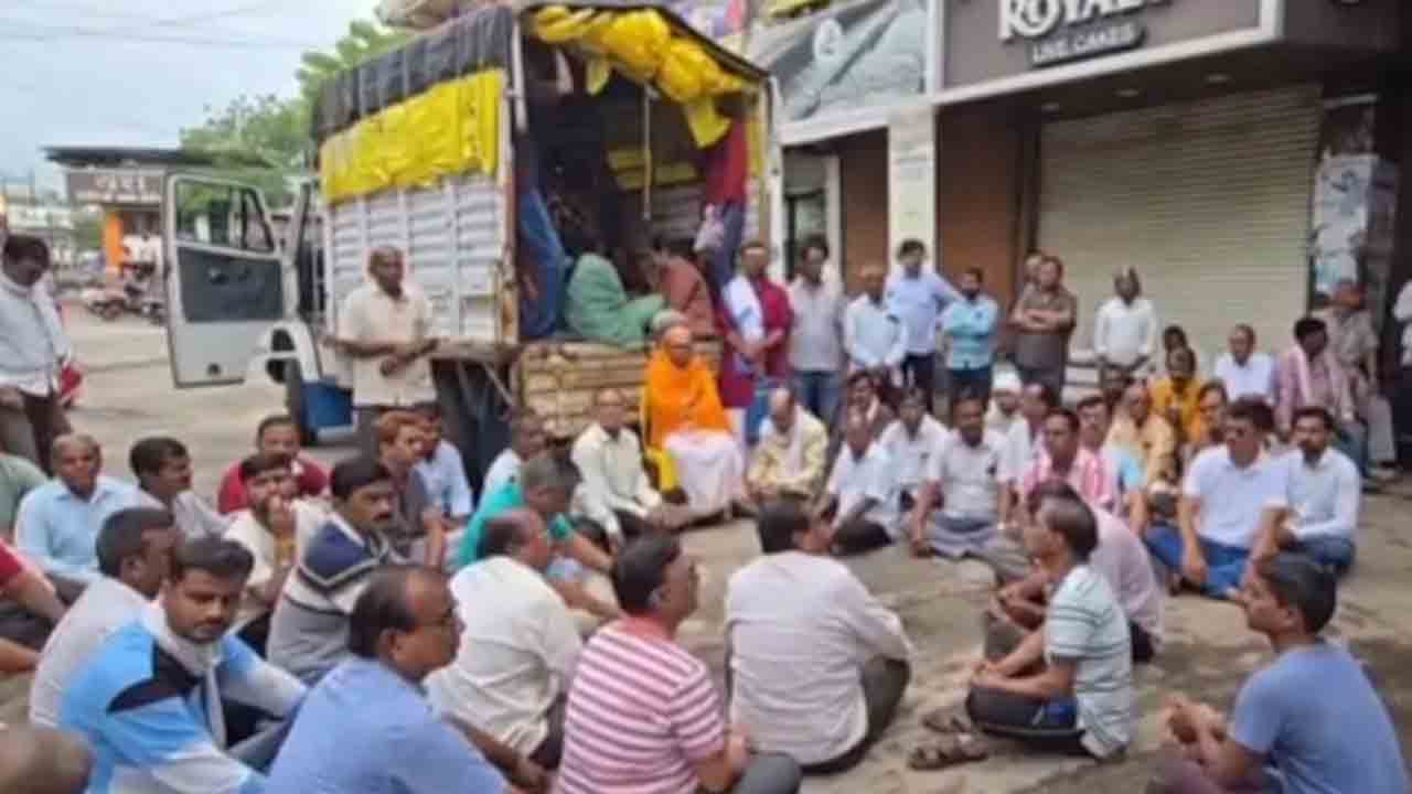 Lingayats Of A Maharashtra | శ్మశానవాటిక లేక ఇబ్బందులు.. లింగాయత్‌లు ఏం చేశారంటే?