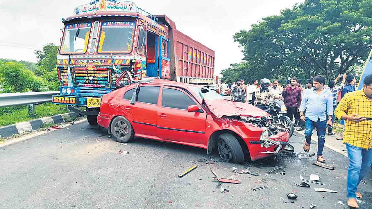 జాతీయ రహదారిపై లారీ బీభత్సం
