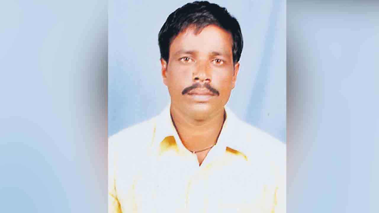 వడ్డీ వ్యాపారుల మోసానికి రైతు బలి.. పురుగులమందు తాగి ఆత్మహత్యాయత్నం