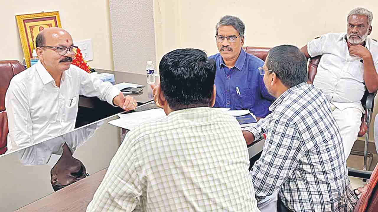 పెండింగ్‌ పనులపై అధికారులు దృష్టిసారించాలి