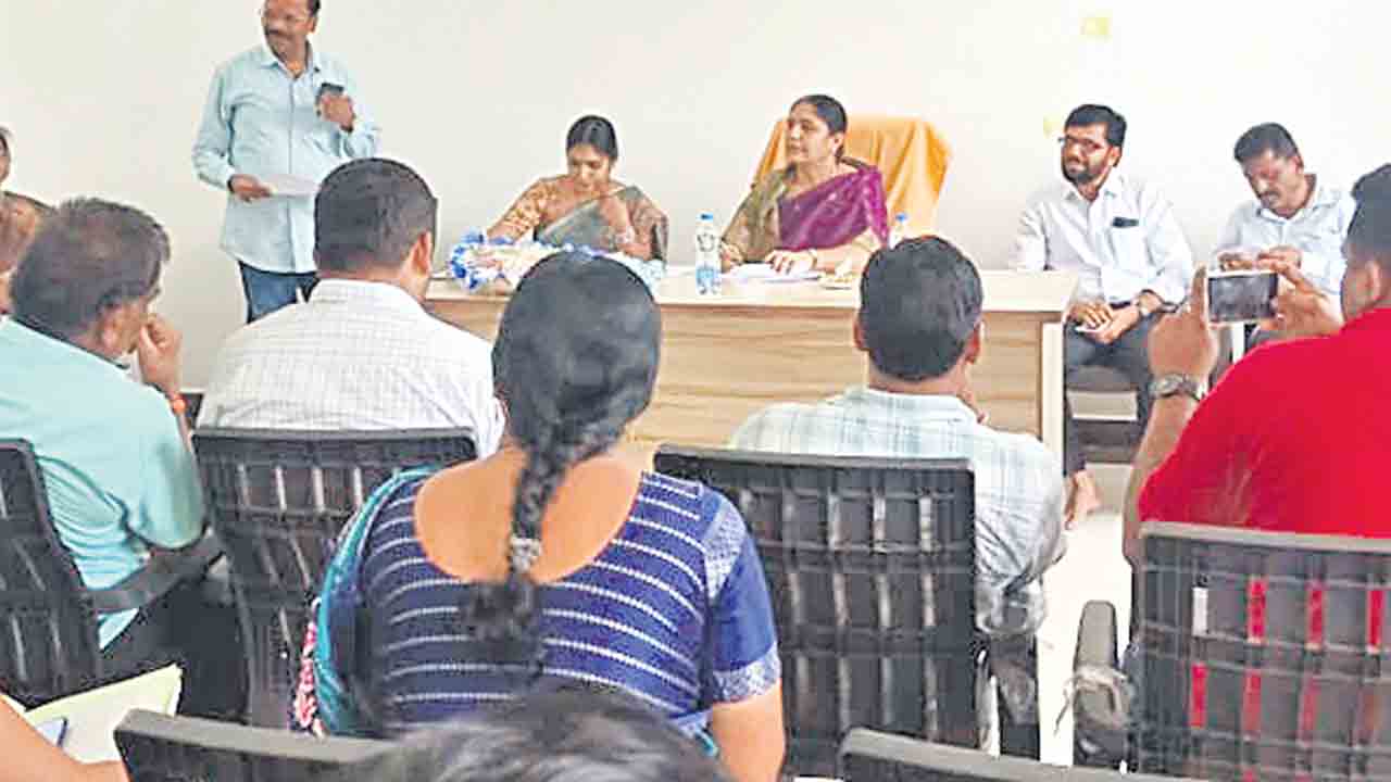 కాస్మోటిక్‌ చార్జీలు తక్షణమే చెల్లించాలి: ఎమ్మెల్యే