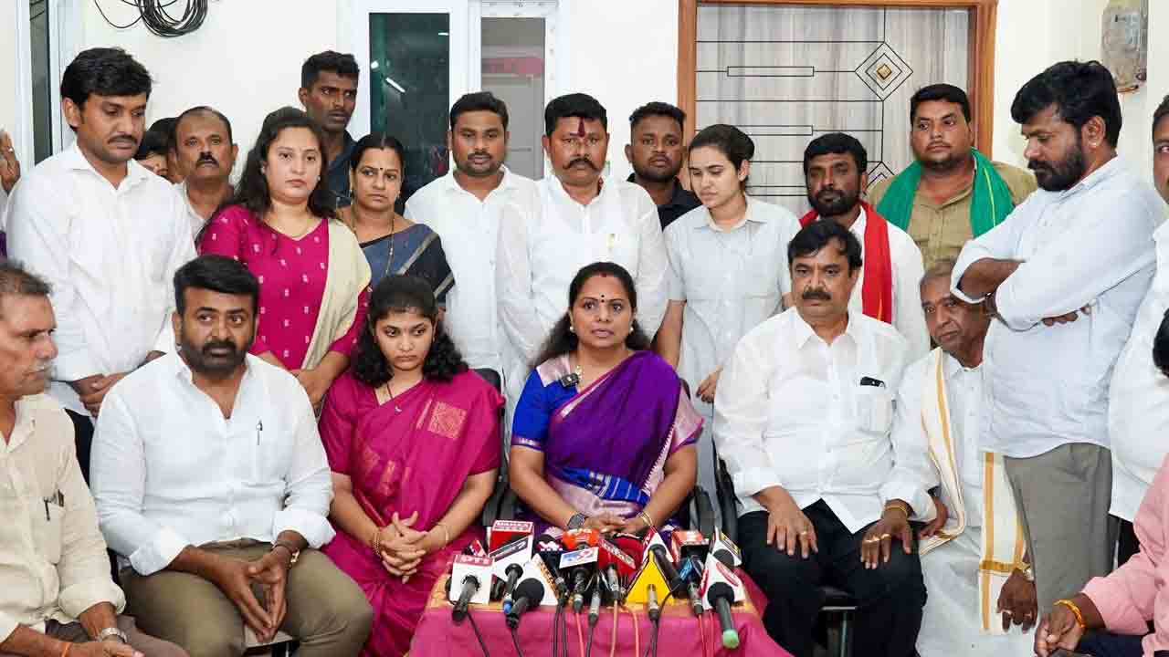 42 శాతం రిజర్వేషన్తోనే స్థానిక ఎన్నికలు నిర్వహించాలి : ఎమ్మెల్సీ కవిత