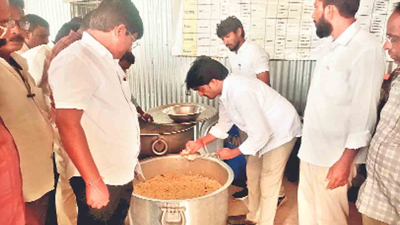 చేతులెత్తి మొక్కుతా.. పిల్లలను కాపాడండి