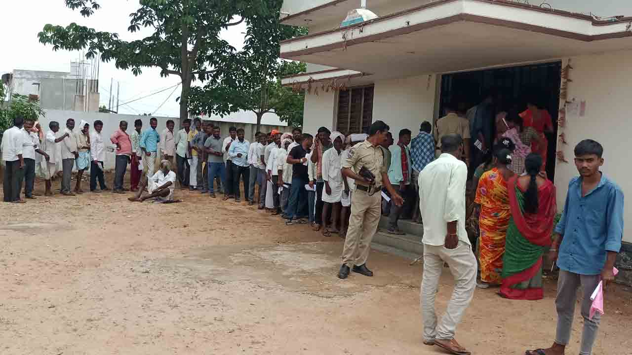 యూరియా కోసం పడిగాపులు