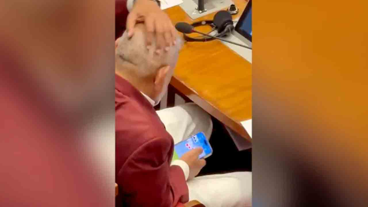 Minister playing rummy in Assembly | అసెంబ్లీలో రమ్మీ ఆడిన మంత్రి..   వీడియో వైరల్‌, వెల్లువెత్తిన విమర్శలు