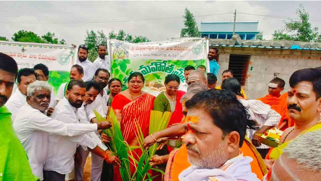 Mallanna Kshetram | ఉద్యానవనంలో స్వామి వారి పూల మొక్కలు పెంపకం.. మల్లన్నక్షేత్రం వన మహోత్సవంలో ఆలయ ఈవో