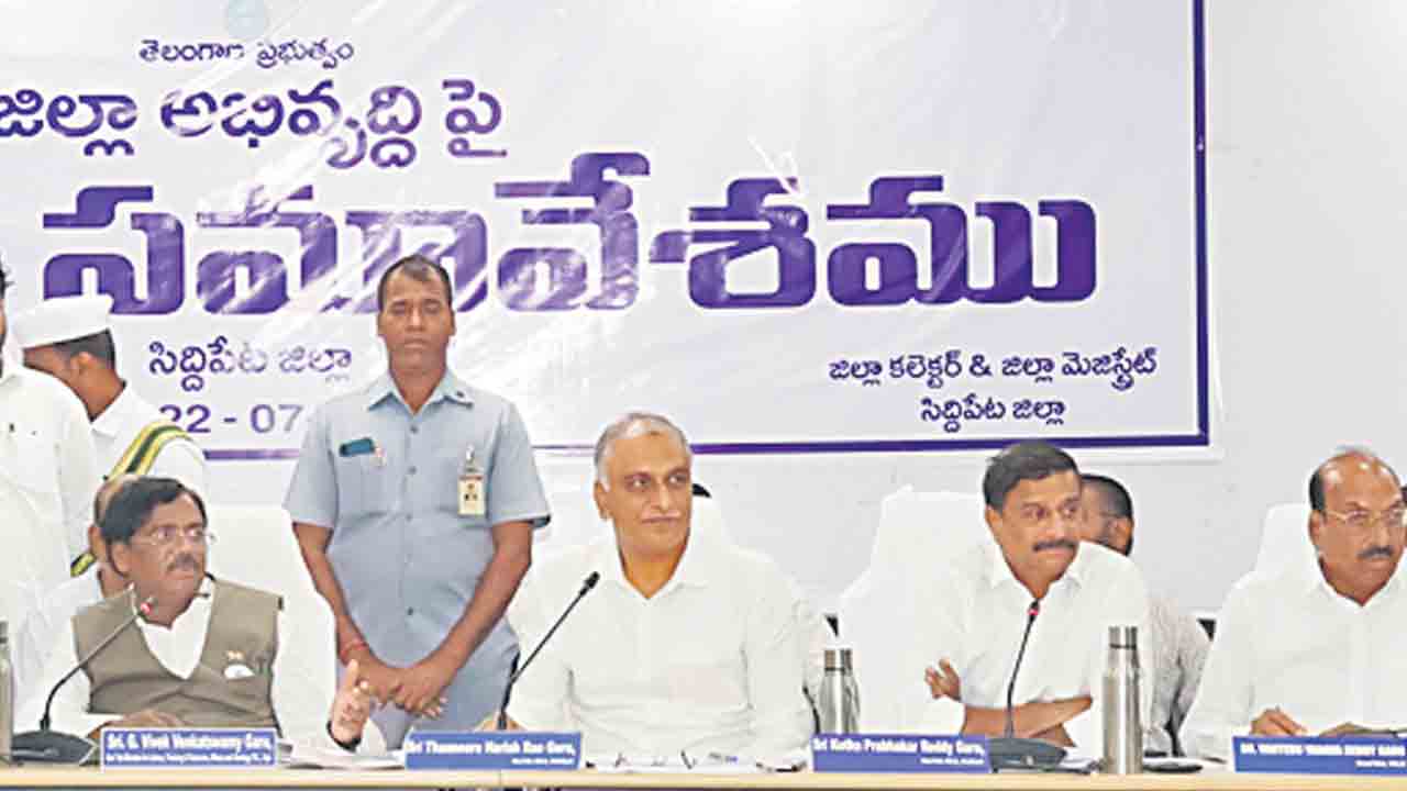 యూరియా కొరత లేకుంటే రైతుల క్యూ ఏందీ..