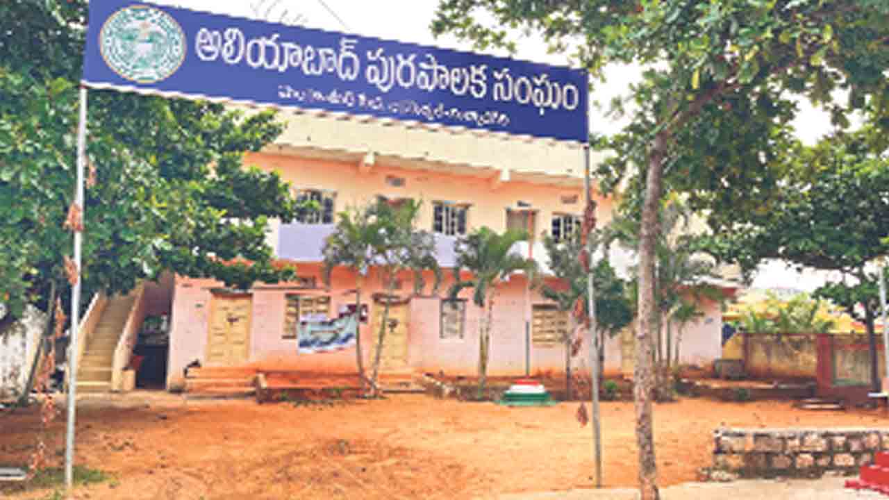 మున్సిపాలిటీల్లో సమస్యల తిష్ట.. రోడ్లు, మురుగు వ్యవస్థ అస్తవ్యస్తం