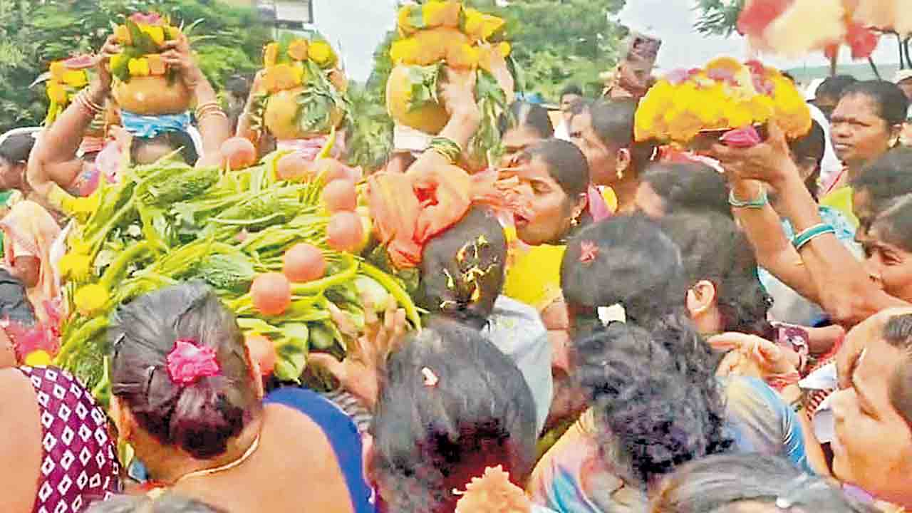 మంత్రి తలమీదనుంచి కిందపడ్డ కూరగాయల బతుకమ్మ