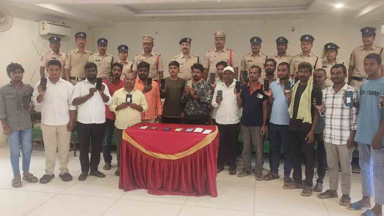 Mobile phones | సెల్‌ఫోన్‌ పోయినా.. చోరీ అయినా వెంటనే పీఎస్‌లో ఫిర్యాదు చేయాలి : ఏసీపీ నరసింహులు