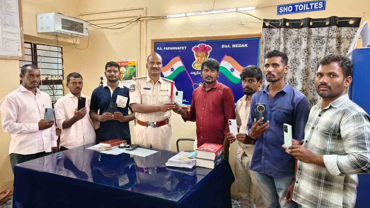 Mobile Phones | సెల్ఫోన్లు పోగొట్టుకుంటే వెంటనే పీఎస్లో సంప్రదించాలి : ఎస్ఐ శ్రీనివాస్ గౌడ్