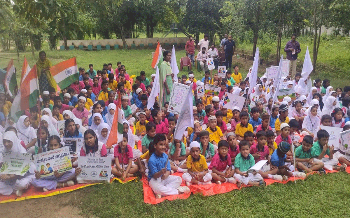 Ramavaram : ప్రతి ఒక్కరూ మొక్కలు నాటి సంర‌క్షించాలి : సీఐ ప్రతాప్