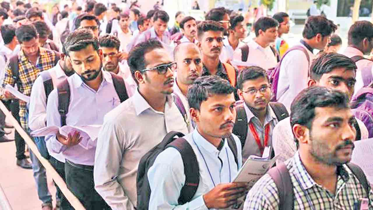 ఉద్యోగ హామీ గాలికి.. కొలువుల పేరిట దేశ యువతకు మోదీ సర్కారు ధోకా