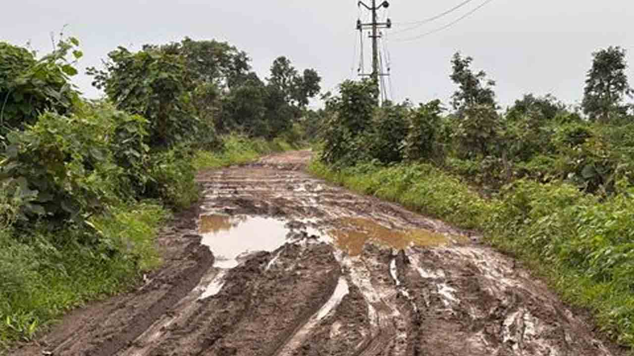 Mud troubles | తొలి వర్షానికే గొల్లఘాట్ వాసుల బురద కష్టాలు