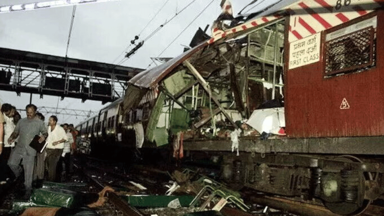 Mumbai train blasts case | ముంబై రైలు పేలుళ్ల కేసు.. 12 మంది నిర్దోషులంటూ బాంబే హైకోర్టు ఇచ్చిన తీర్పుపై స్టే విధించిన సుప్రీంకోర్టు