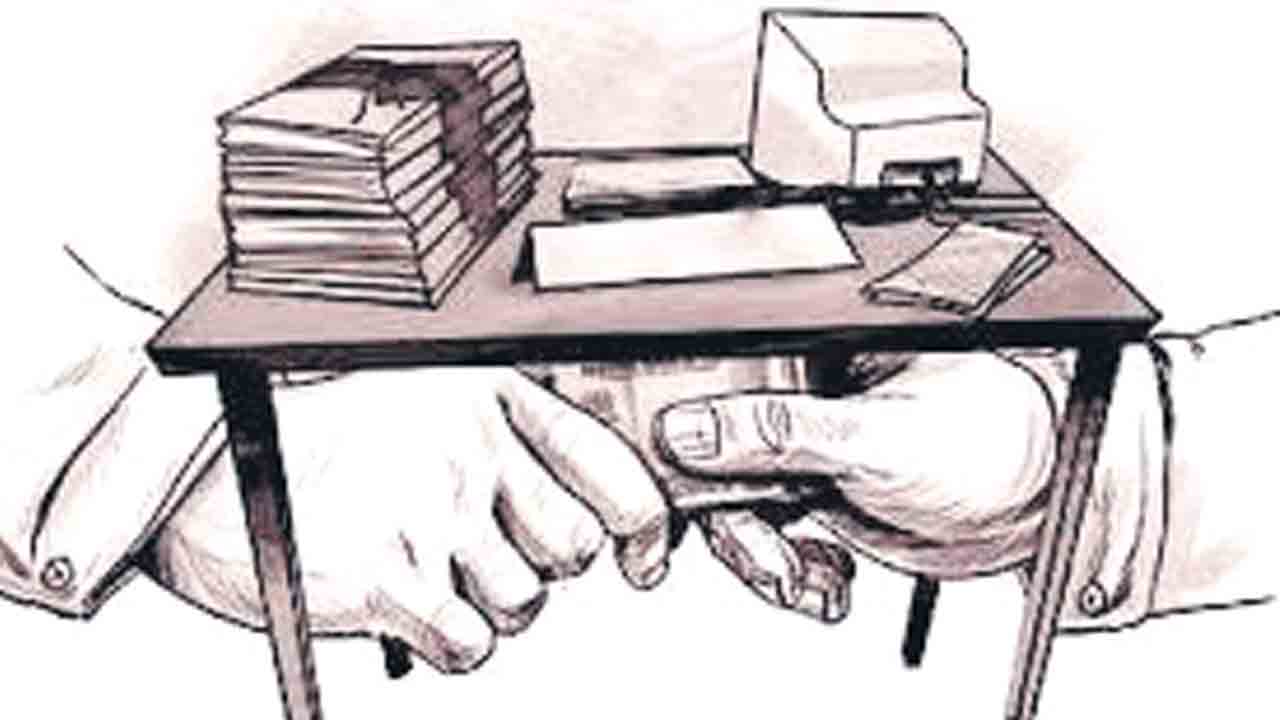 అనుమతుల కోసం ముడుపులు.. ఎన్‌ఎంసీ అధికారులతో మెడికల్‌ కాలేజీల కుమ్మక్కు