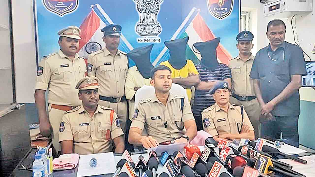 లక్కి డ్రా పేరుతో మోసం ముగ్గురు మోసగాళ్ల అరెస్టు