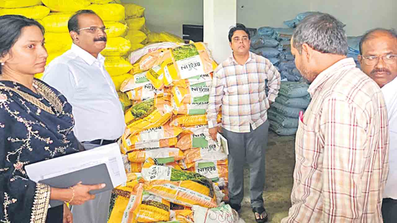 యూరియా కొరతపై ఆందోళన తగదు