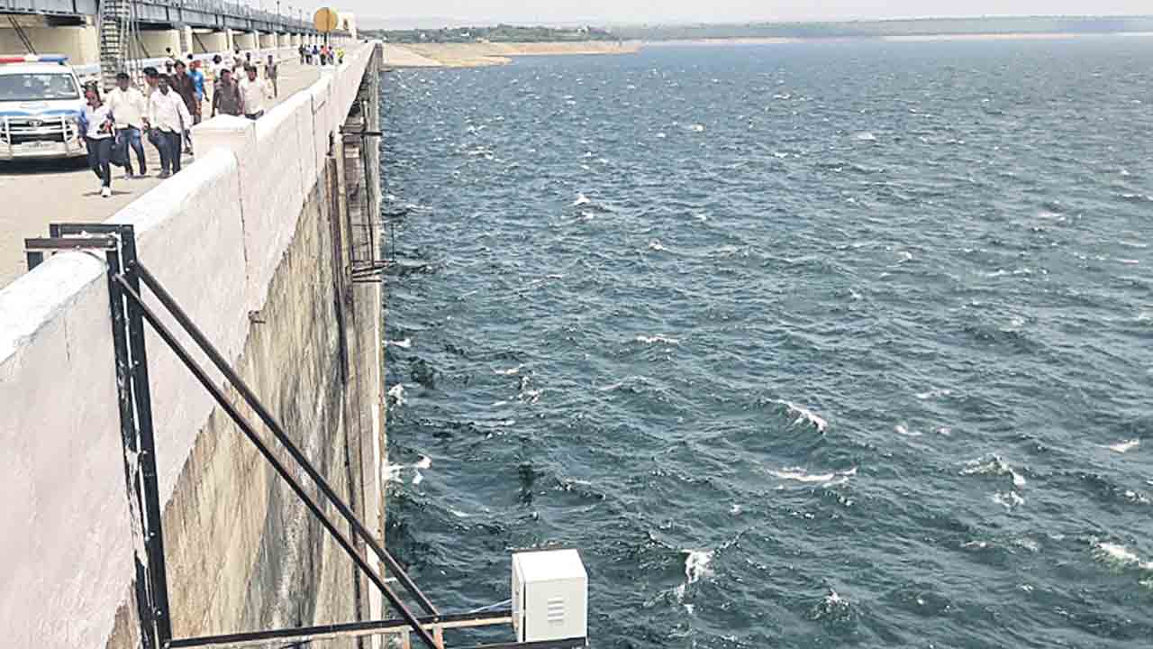 సాగర్‌ వైపు కృష్ణమ్మ పరుగులు